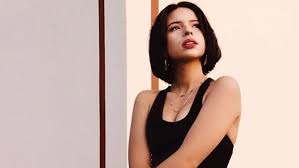 ¿Cuántos idiomas habla Ángela Aguilar?