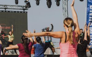 Práctica cardio dance y zumba con estas clases gratuitas