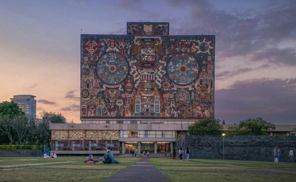 ¿Cuántas bibliotecas hay en la UNAM y qué servicios ofrece?