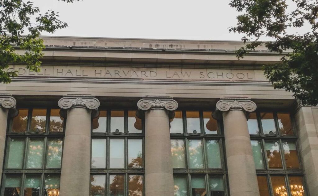 ¿Qué se necesita para solicitar un apoyo financiero y estudiar en Harvard? 