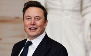 Carreras que no valen la pena estudiar, según Elon Musk