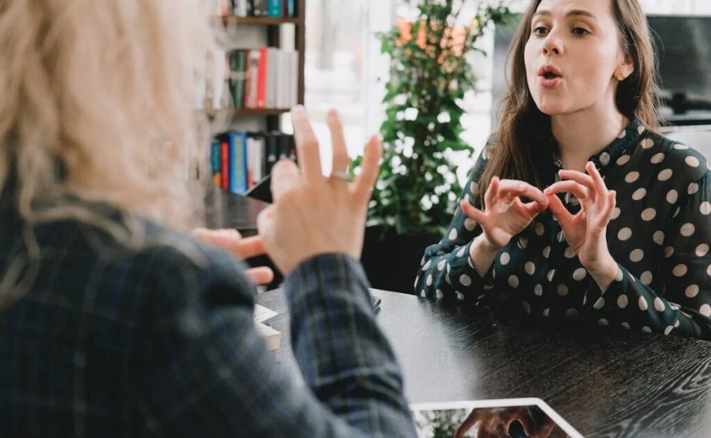 Aprende el lenguaje de señas gratis con este curso