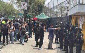 Desalojan Prepa 5 de la UNAM por reporte de explosiones en las instalaciones 