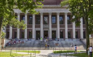 ¿Cuántos estudiantes latinos tiene Harvard?