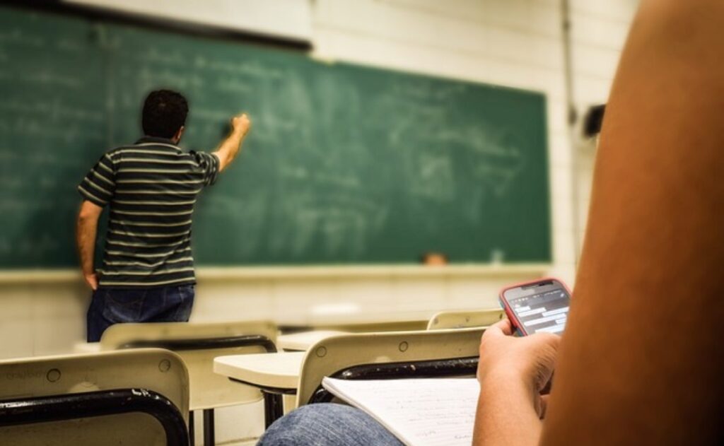 diferencia-estudiar-en-línea-a-distancia 