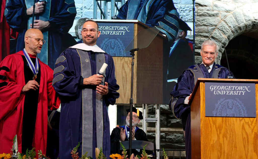 El Rector de la Universidad Iberoamericana recibió el título honorífico por la Universidad de Georgetown, en reconocimiento a su trayectoria académica y su compromiso con los derechos humanos y la dignidad humana. Foto: Cortesía