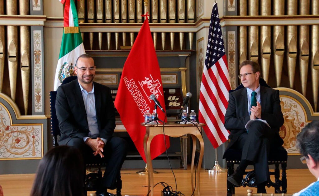 El Rector Luis Arriaga destacó ante el embajador Moctezuma Barragán el papel transformador que tienen en la escena internacional quienes egresan de la IBERO. Foto: Cortesía