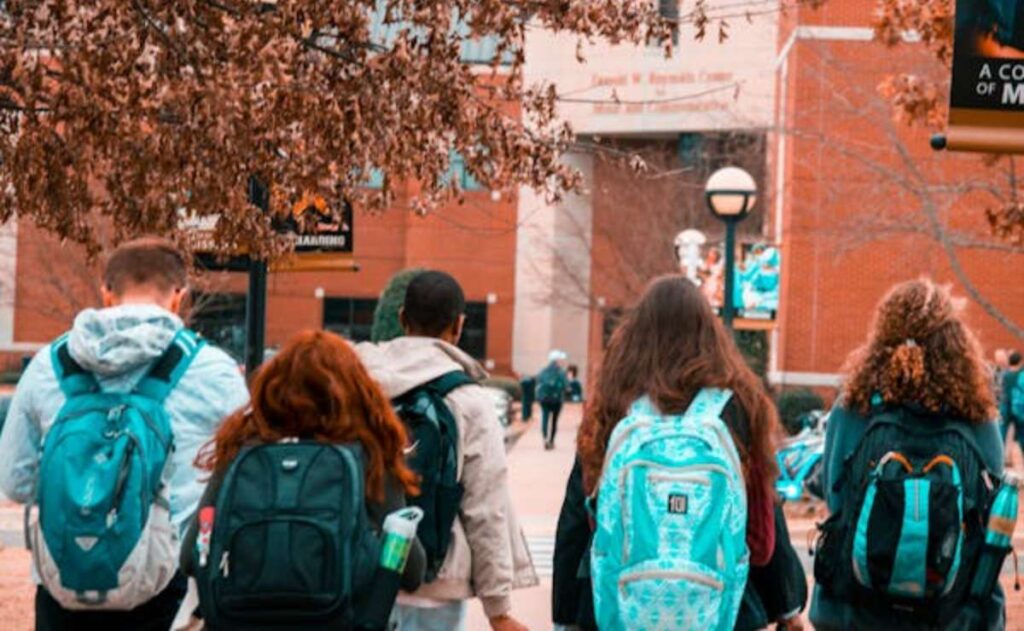 beca-estudiantes-escuela-publica-privada (1)