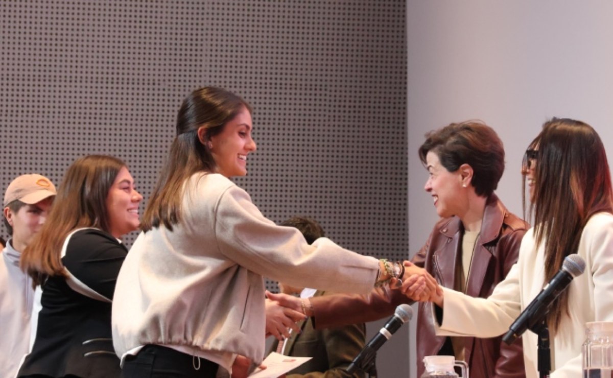 ibero-celebra-estudiantes-por-ganar-concursos-3