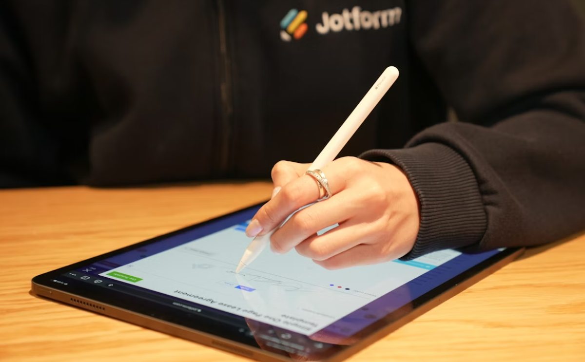 La crianza entre pantallas: el nuevo reto de madres, padres y docentes