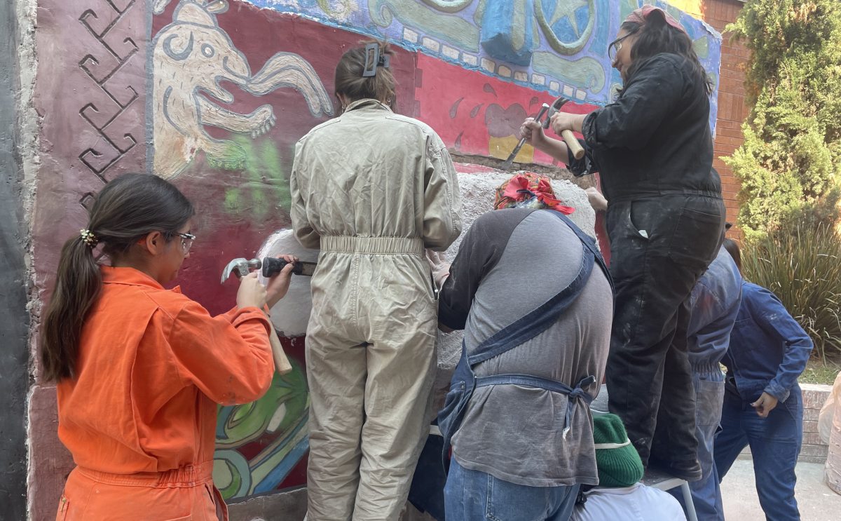 Cómo es estudiar en la ENCRyM, la escuela que salva libros, murales y más