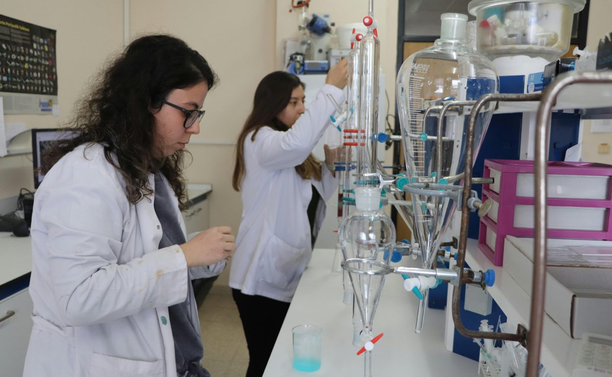 estudias-o-estudiaste-quimica-en-la-unam-la-facultad-quiere-conocer-tu-historia