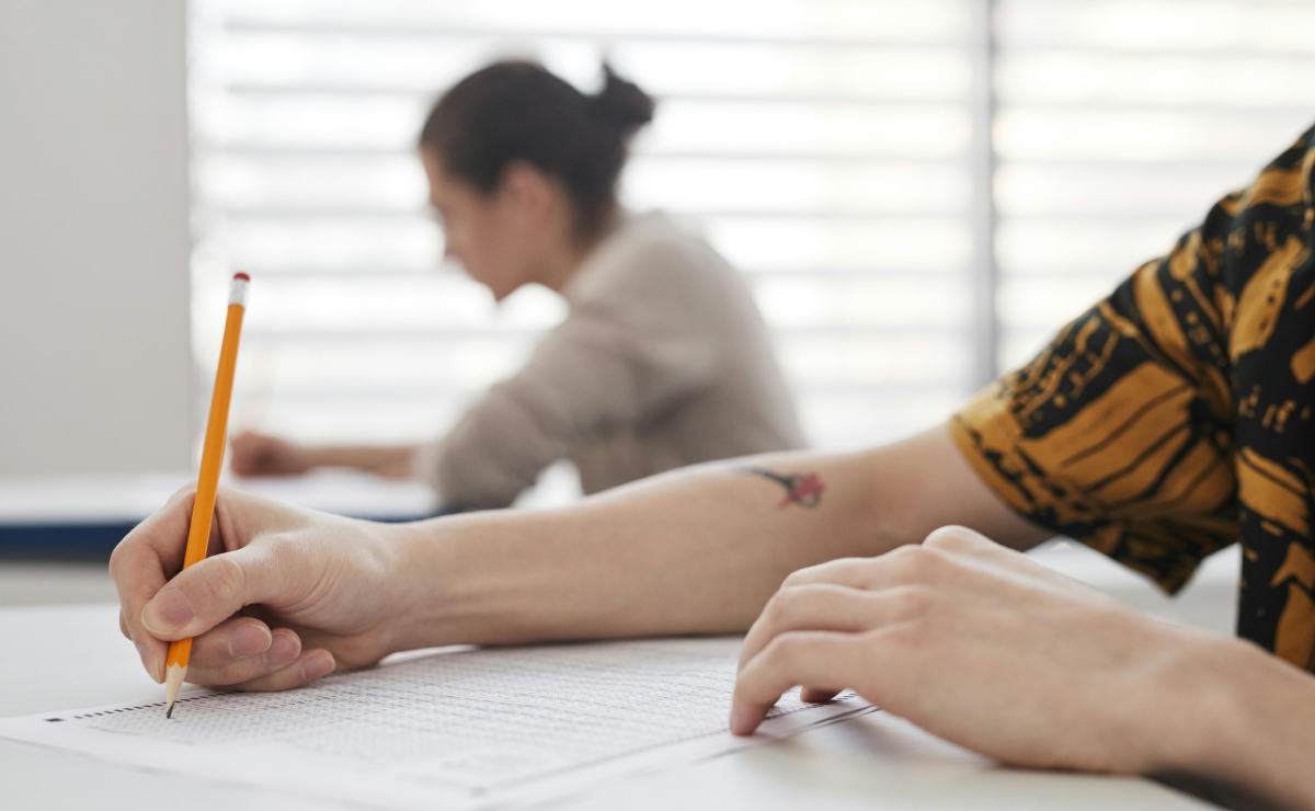 ¿Quiénes suelen optar por esta vía? Personas mayores de edad que tuvieron que dejar la escuela. Foto: Pexels