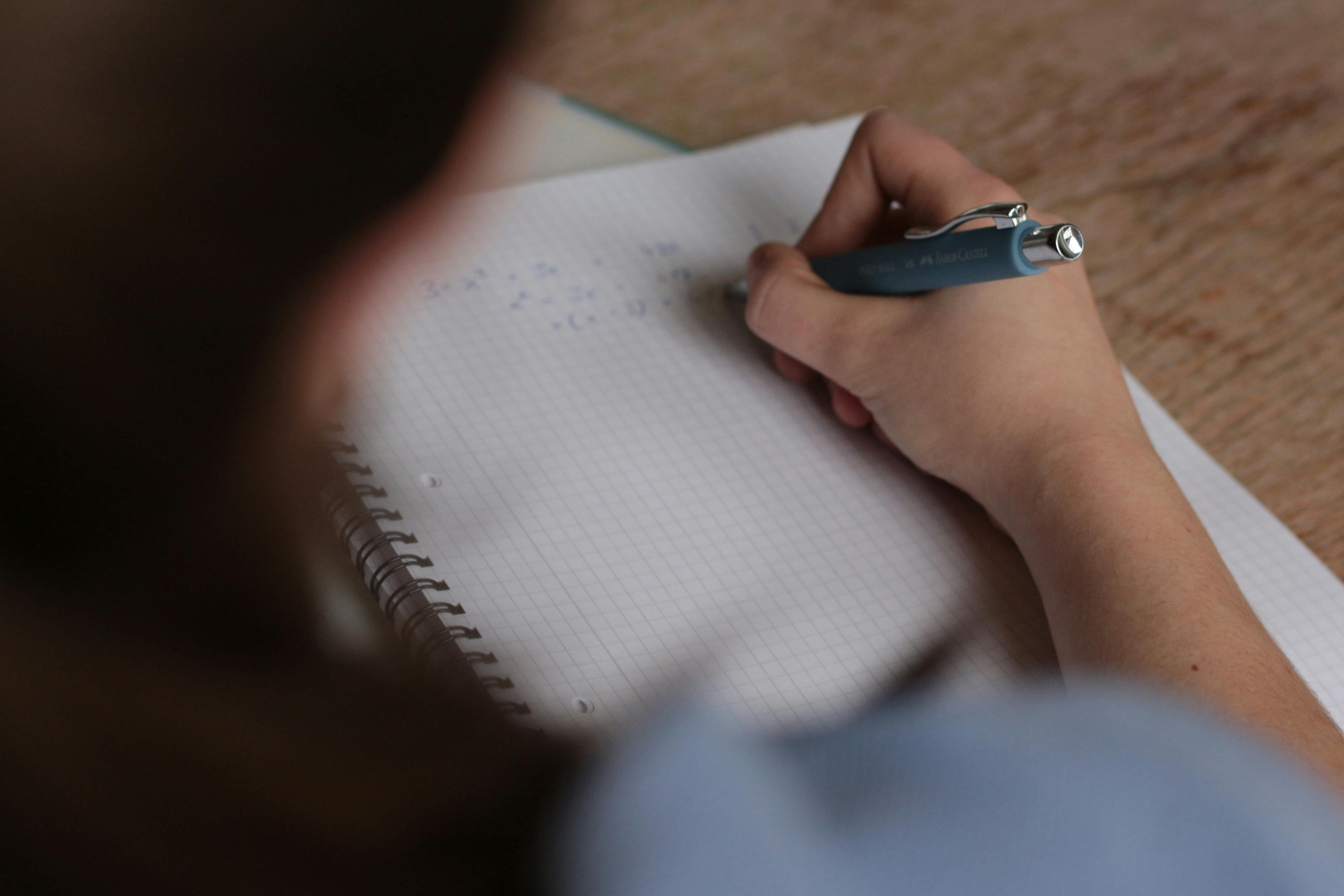 Escribir a mano ayuda a retener mejor lo aprendido en clase
