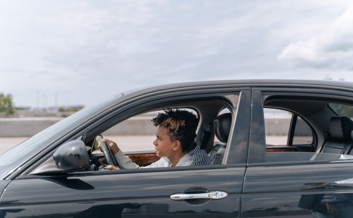 No guardar la distancia de seguridad y perder el control del vehículo son las principales causas de siniestros entre conductores jóvenes. Foto: Pexels