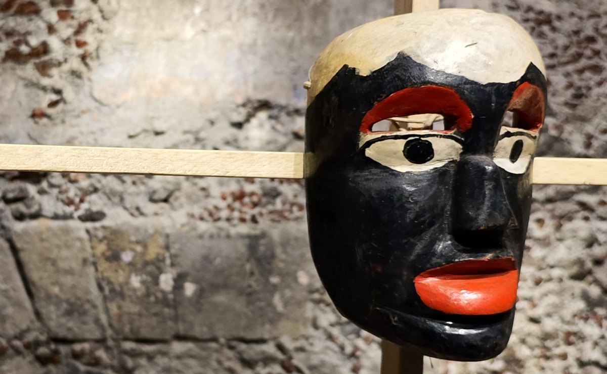 Máscaras que enseñan identidad: así es la exposición de El Claustro
