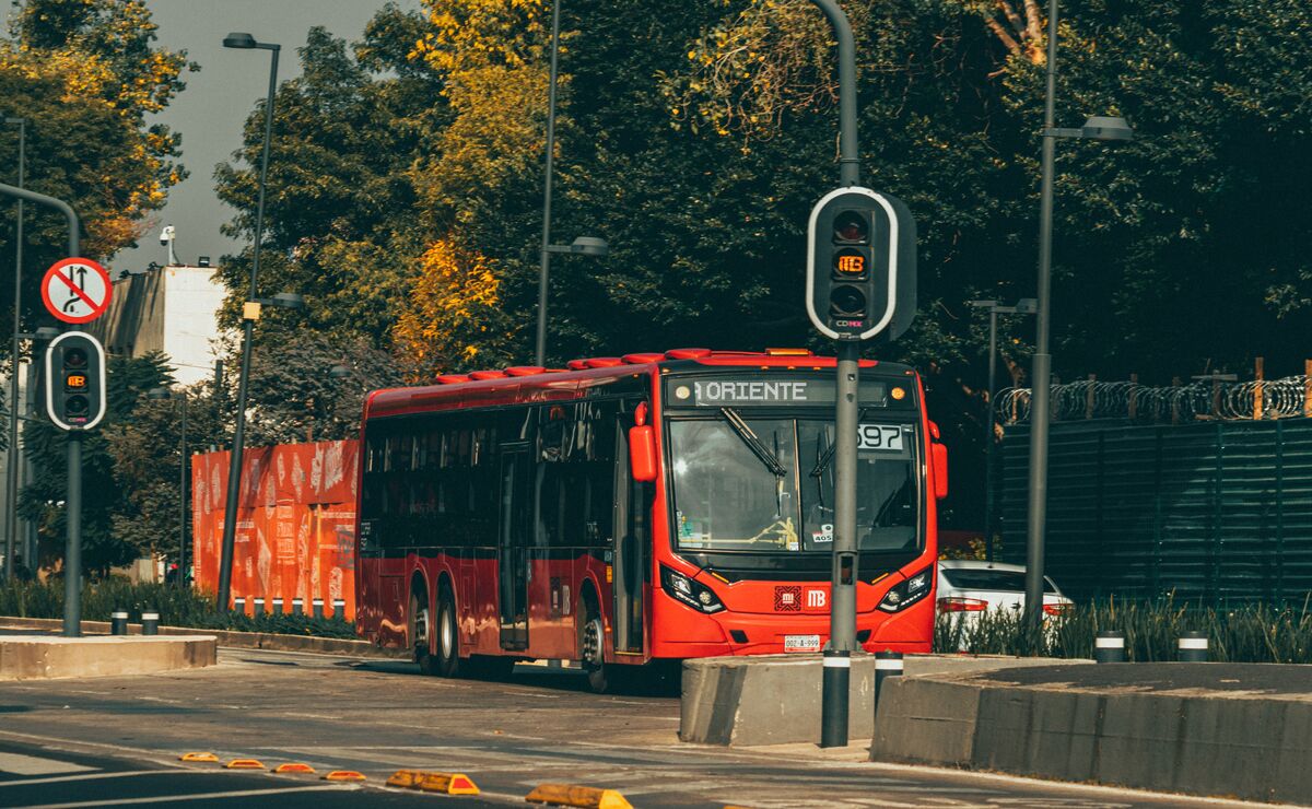 ¿Eres universitario? Así puedes obtener la beca "Transporte y más" 2026