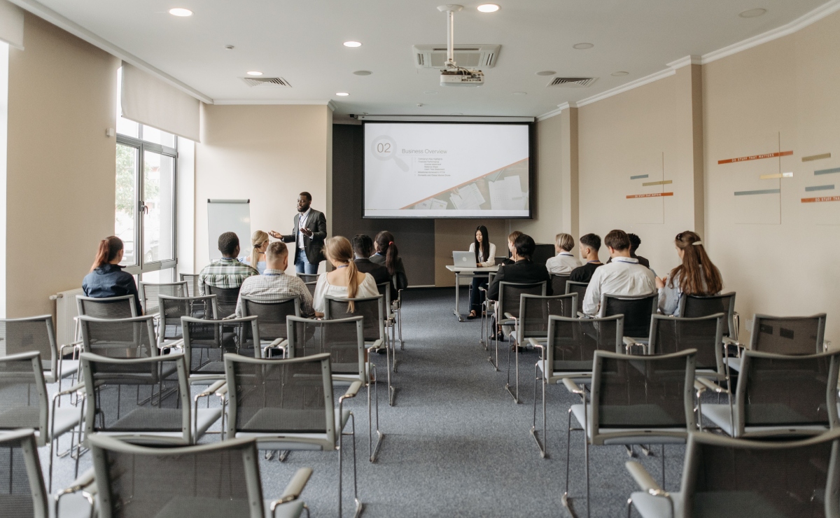 Escuelas privadas redefinen su futuro ante la caída de matrícula y la IA. Foto: Pexels