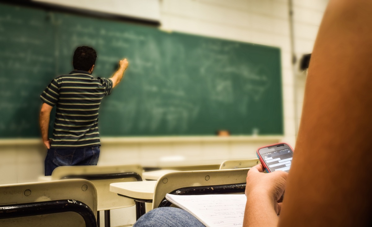 ¿Regreso a clases con o sin celulares? Esto es lo que opinan expertos de la IBERO