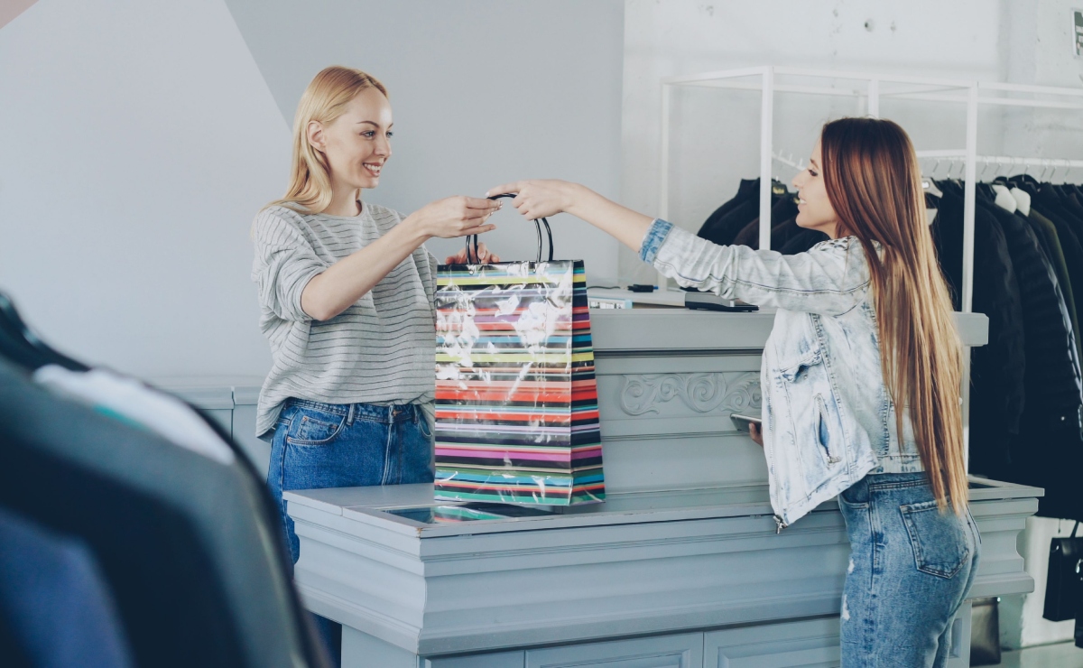 La clave para lograr tus primeras ventas es conocer a tus clientes, probar distintos canales y aprender de cada intento. Foto: Pexels