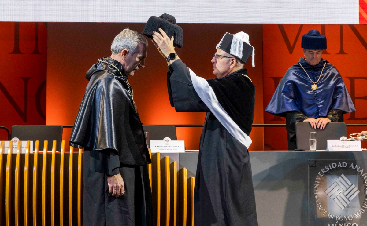 Jesús Villagrasa Lasaga recibió las insignias tradicionales del oficio rectoral. Foto: Universidad Anáhuac