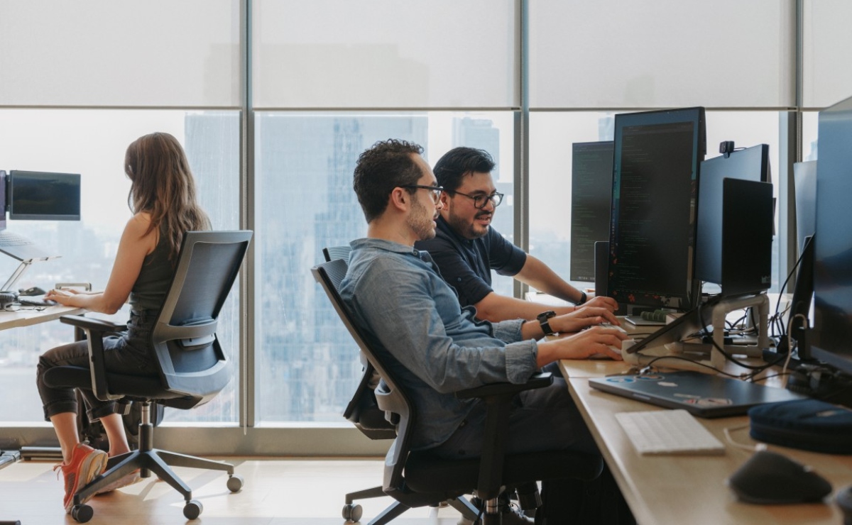La compañía busca recién egresados para un programa de 18 meses con formación, mentoría y empleo en ingeniería de software. Foto: Capital One