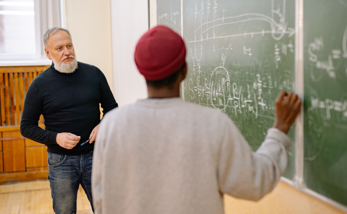Enseñar no consiste únicamente en corregir lo que está “mal”, sino en ayudar a comprender por qué ocurrió. Foto: Pexels