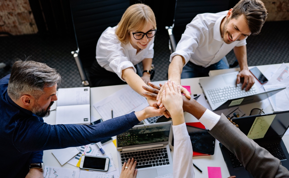Las organizaciones ágiles ofrecen flexibilidad y colaboración, mientras las tradicionales apuestan por estructuras definidas. Foto: Pexels