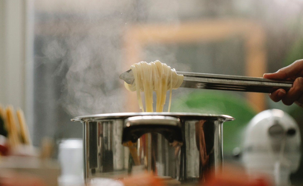 Conoce cómo el material y el desgaste de tus cacerolas pueden influir en la seguridad de los alimentos que preparas en casa. Foto: Pexels