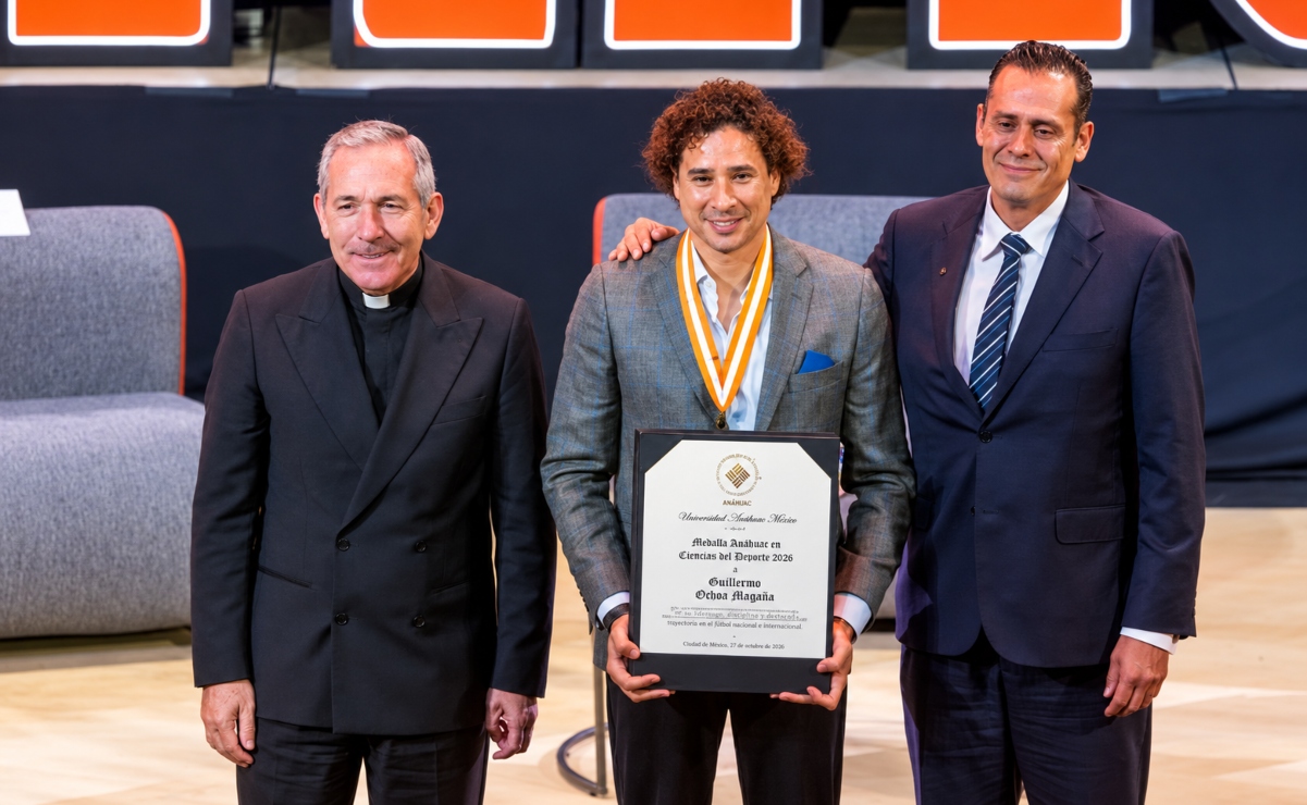 Guillermo Ochoa recibe la Medalla Anáhuac por su trayectoria. Foto: Universidad Anáhuac