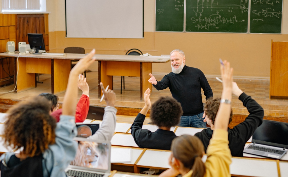 La escuela sea hoy uno de los últimos refugios para la pausa, la atención y el pensamiento. Foto: Pexels