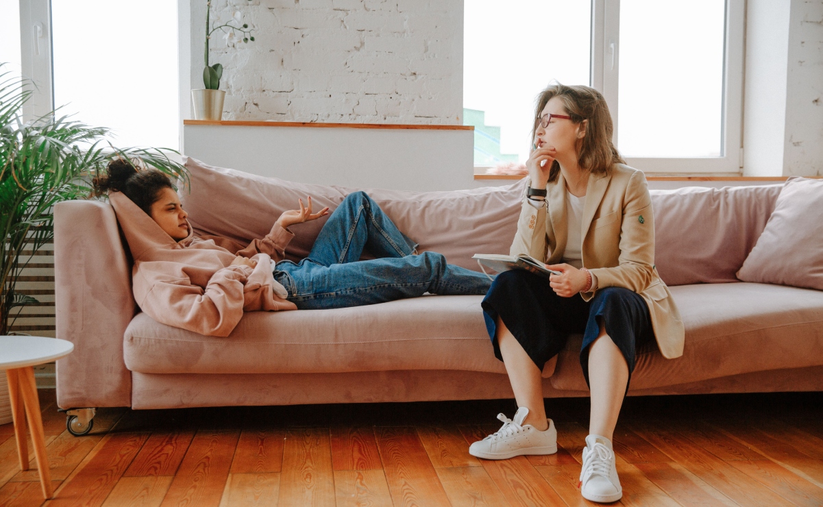 La inteligencia artificial ofrece escucha y orientación, pero no sustituye la empatía humana ni la atención profesional en salud mental. Foto: Pexels
